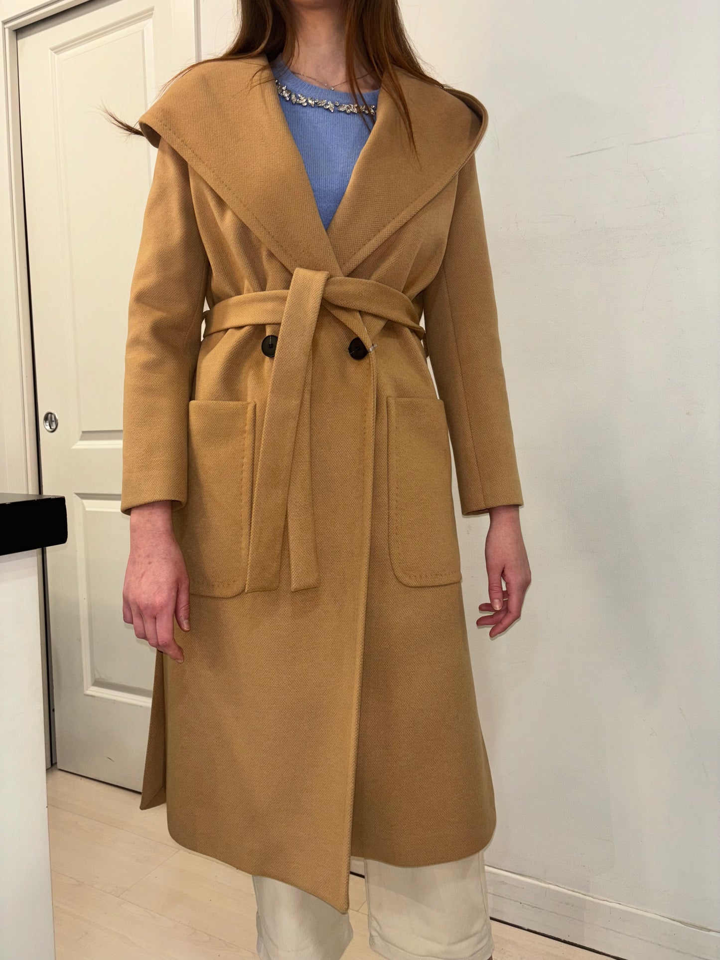 Cappotto doppio petto con cappuccio e cinta