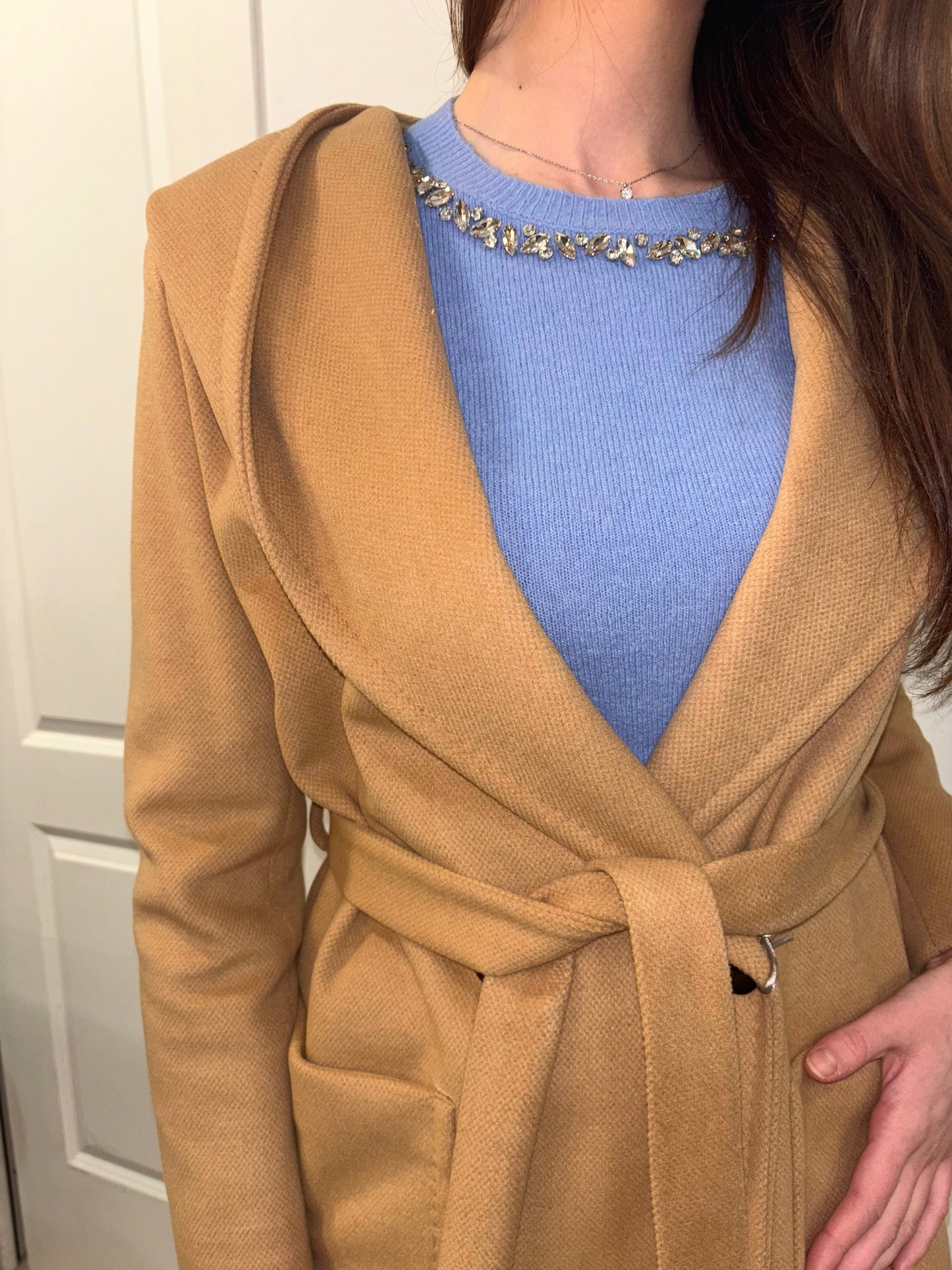 Cappotto doppio petto con cappuccio e cinta
